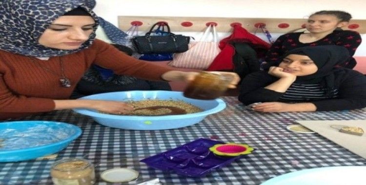 Burhaniye’de özel öğrenciler kuşlar için yem hazırladı