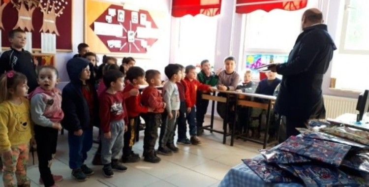 HEM Kursiyerlerinden köy okulu öğrencilerine karne hediyesi