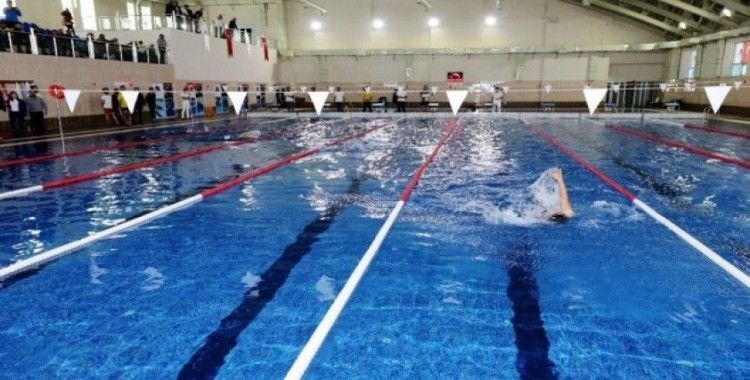 AİÇÜ’de engelli yüzme yarışması düzenlendi