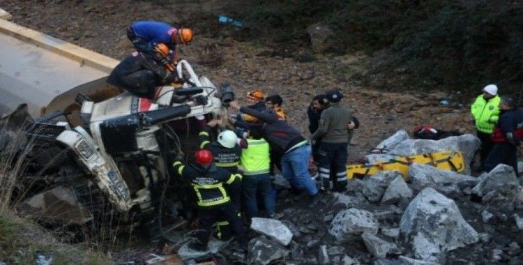 Kazada sıkışan kamyon sürücüsü hayatını kaybetti