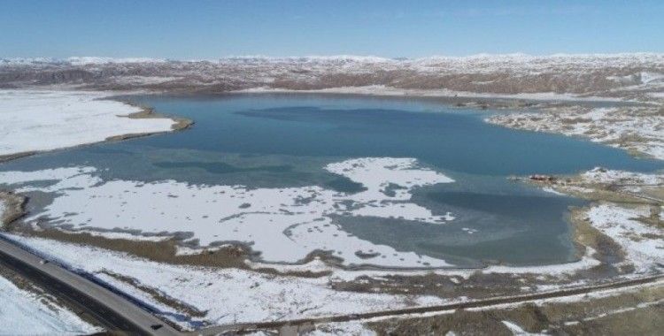 Sivas’ın en büyük gölü kısmen dondu