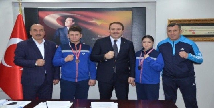 Türkiye 3’üncüsü olan 2 boksör ödüllendirildi