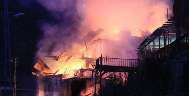 Safranbolu’da 2 katlı kafe çıkan yangında kül oldu