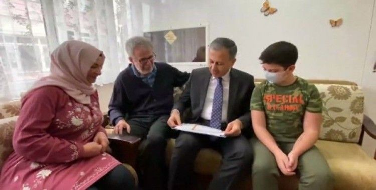 İstanbul Valisi Yerlikaya, lösemi hastası Kerem'in karnesini evinde verdi