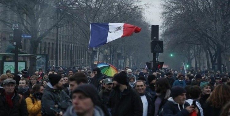 Fransa'da grev yapan işçilerin maaşı kesilecek