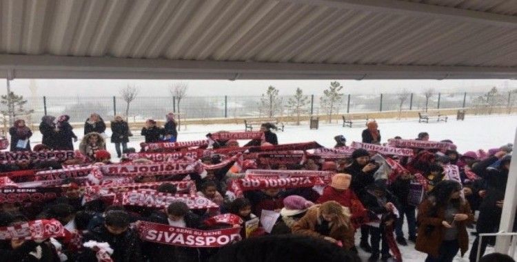 Muhtar öğrencilere karna hediyesi olarak Sivasspor atkısı hediye etti