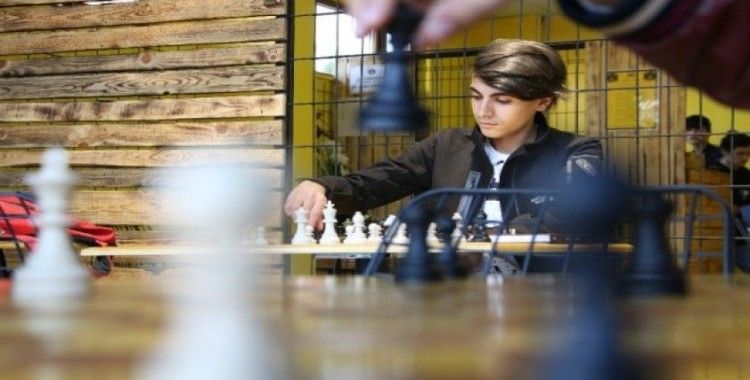 16 yaşındaki Onur, hayata adımlarını satrançla atıyor