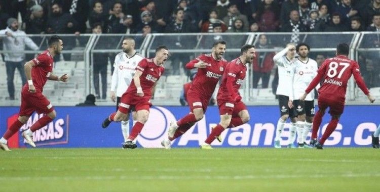 Beşiktaş lider Sivasspor karşısında tutunamadı