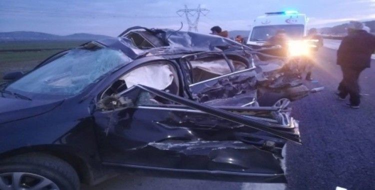 Tekeri patlayan otomobil tırla çarpıştı: 2 ölü, 3 yaralı
