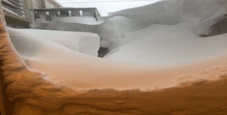 Kanada'da kar kalınlığı 2 metreyi aştı, evlerin çevresi karla kaplandı