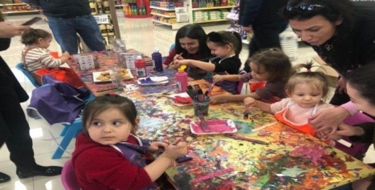 Aileler alışverişte çocuklar boyama etkinliğinde