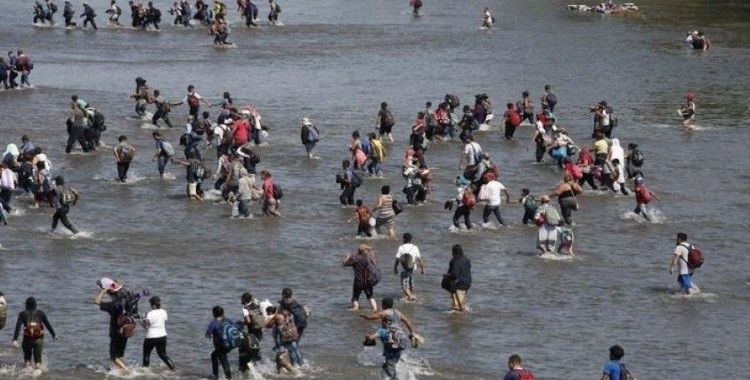 Göçmen konvoyu nehri aşarak Meksika'ya girdi
