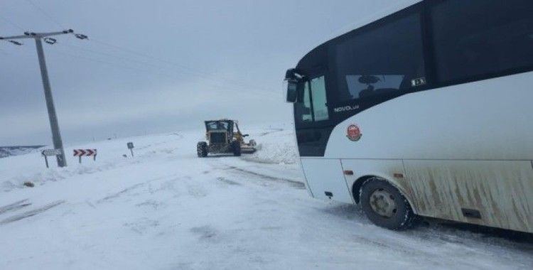 Söğüt-Eskişehir karayolu ulaşıma kapandı, araçlar yolda mahsur kaldı