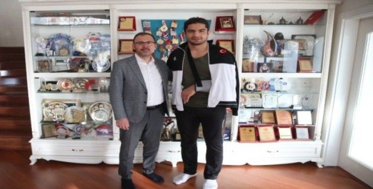 Bakan Kasapoğlu'dan Taha Akgül'e geçmiş olsun ziyareti