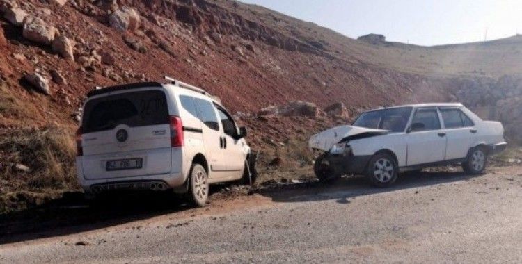 Siirt’te iki araç kafa kafaya çarpıştı: 5 yaralı
