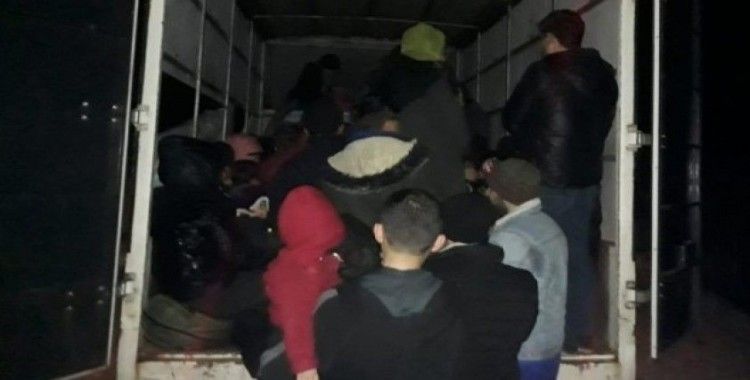 Çanakkale'de durdurulan kamyonetten 65 mülteci çıktı