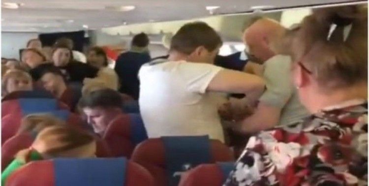 Rusya’da uçakta olay çıkaran yolcuya ‘bantlı’ müdahale