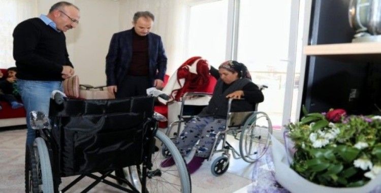 Başkan Kılınç’tan engelli vatandaşa tekerlekli sandalye