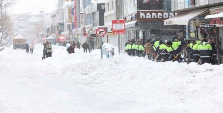 İpekyolu Belediyesinden kar temizleme ve yol açma çalışması