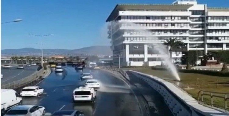 İzmir’de su borusu patladı; sürücüler fışkıran suyla araçlarını yıkadı