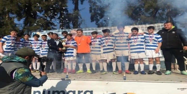 Yunusemre Belediyespor U-14 takımı şampiyon oldu