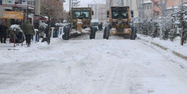 Özalp Belediyesinden karla mücadele çalışması