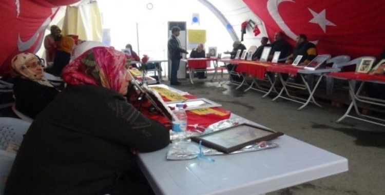 HDP önünde evlat nöbeti tutan ailelerden öğretmenleri ihraç eden Eğitim-Sen'e tepki