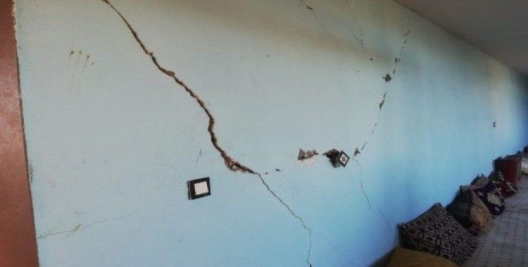 Deprem sonrası Çınar’da bazı evlerin duvarlarında çatlaklar oluştu
