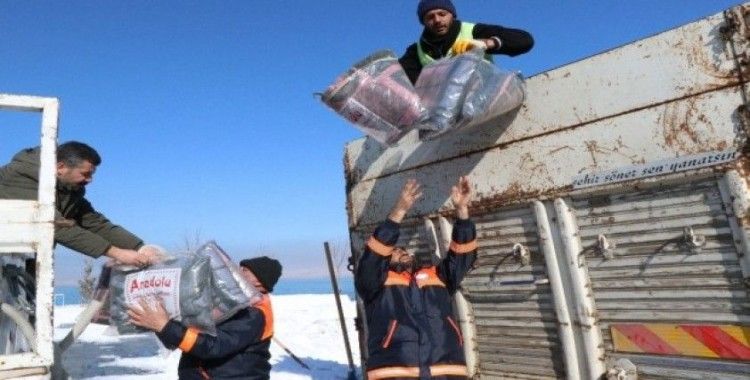 Edremit Belediyesinin ilk yardım tırı yola çıktı
