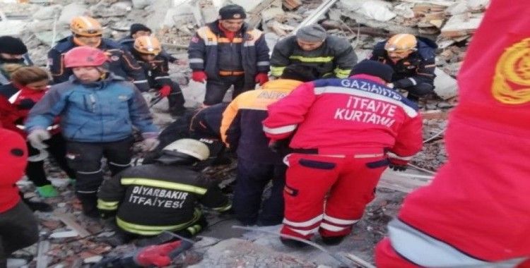 Gaziantep’ten giden kurtarma ekipleri 2 kişi enkaz altından sağ çıkardı