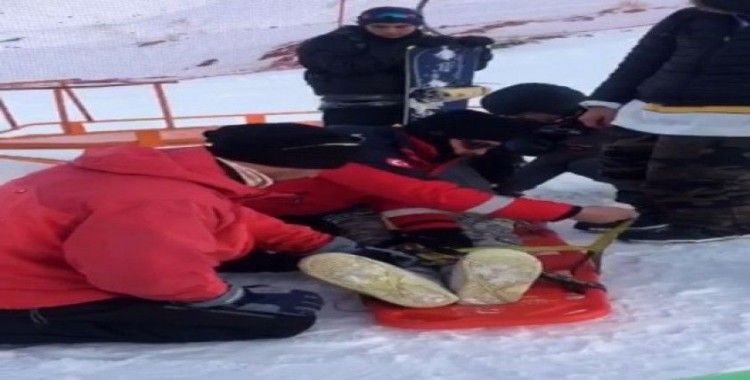 Düşerek yaralanan kayakçı hastaneye kaldırıldı