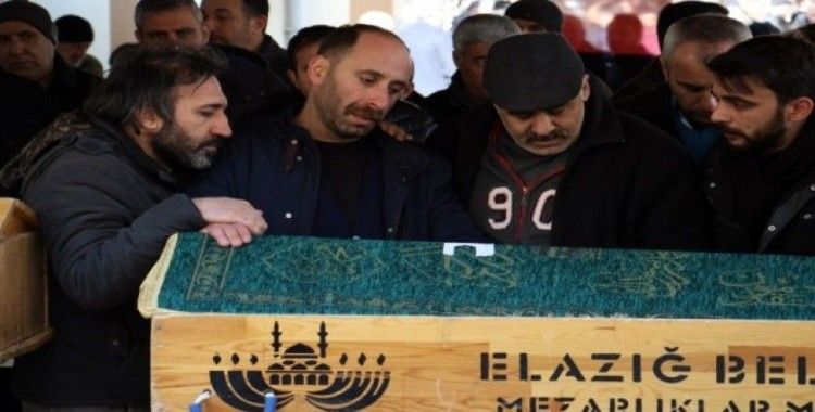 Elazığ’daki depremde hayatını kaybeden 5 kişilik aile son yolculuğuna uğurlandı