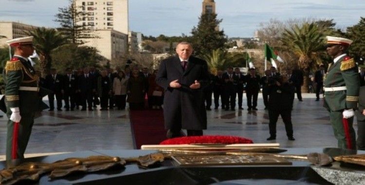 Cumhurbaşkanı Erdoğan Cezayir’de Şehitler Abidesi’ni ziyaret etti