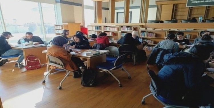 Halk kütüphanesi ara tatilde öğrencilerin uğrak mekânı oldu