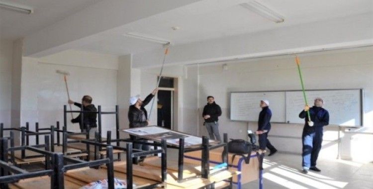 Cizre’de gönüllüler okulların bakım ve onarımını gerçekleştiriyor