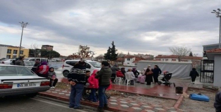Akhisarlılar acil toplanma alanlarına akın ediyor