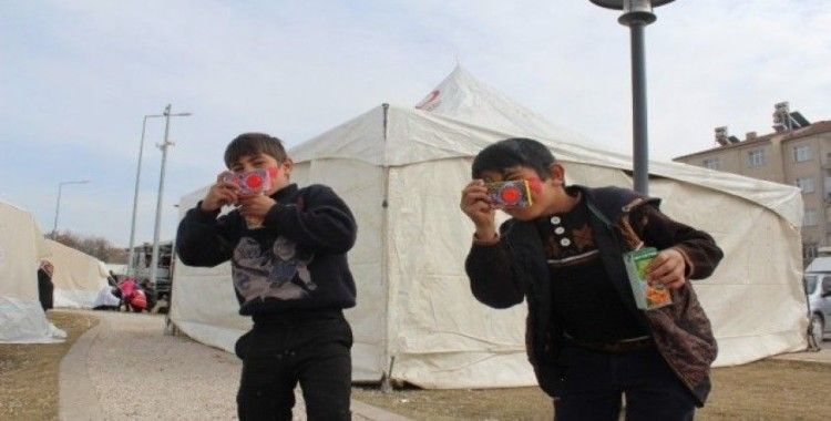 Depremin vurduğu Elazığ'da, çocukların çadır kentlerde yaşamı