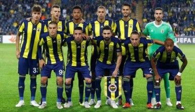 Depremzede Emir'e Fenerbahçeli futbolcular moral verdi