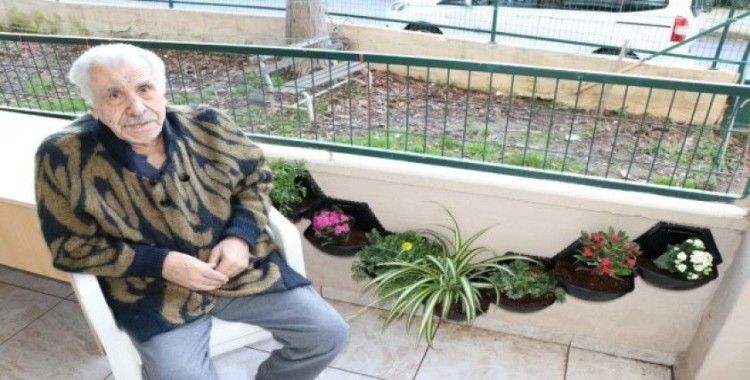 86 yaşındaki adam, yalnızlığını çiçeklerle aşıyor