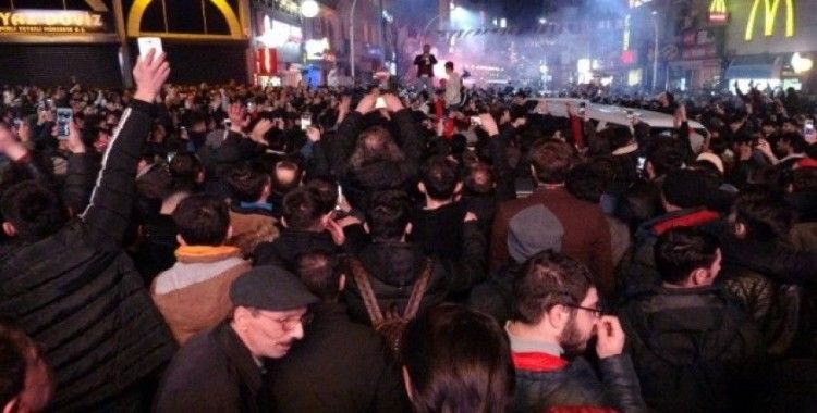 Trabzonspor taraftarları Fenerbahçe galibiyetini coşkuyla kutladı