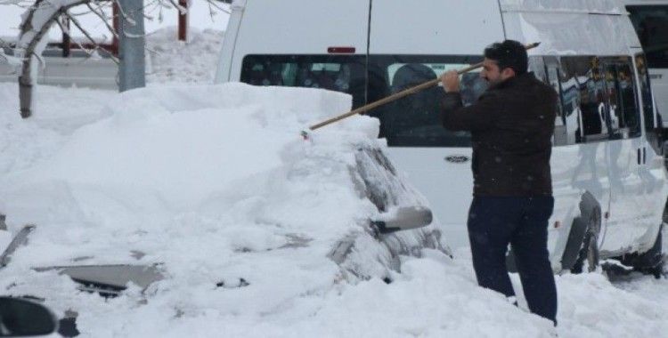 Bitlis’te 600 yerleşim yerinin yolu kardan kapalı