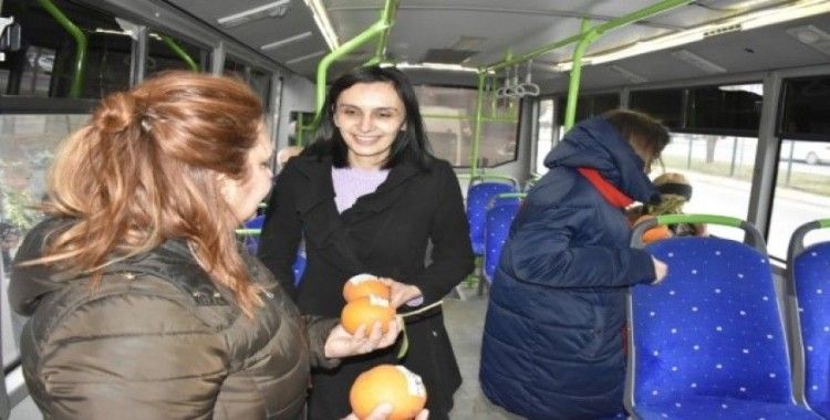 Sağlık çalışanları kansere dikkat çekmek için vatandaşlara portakal dağıttı