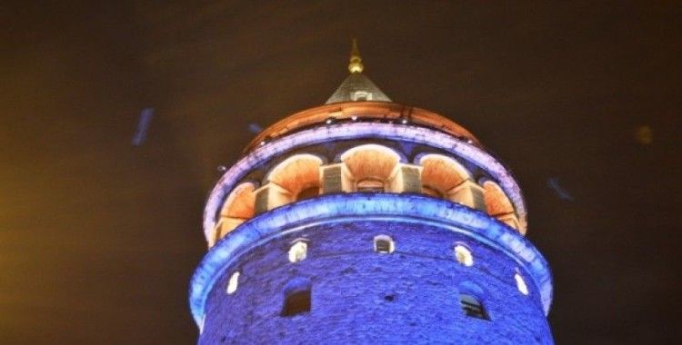 İstanbul’un simgesi Galata Kulesi mavi ve turuncuya büründü