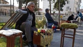 Koltuk değnekleriyle her gün 3 kilometre kateden ayakkabı boyacısının çalışma azmi