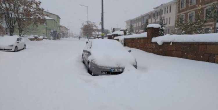 Bingöl’de kar 252 köy yolunu kapattı, Karlıova’da 1 metreye yaklaştı