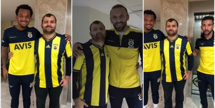 Görme engelli Fenerbahçeli müezzin, sarı-lacivertli futbolcularla buluştu