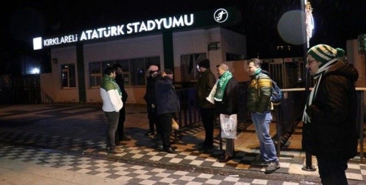 GMG Kırklarelispor-Fenerbahçe maçı öncesi bazı taraftarlar geceyi stat önünde geçirdi
