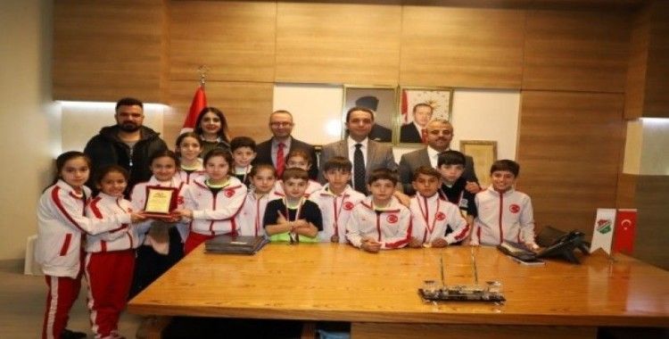 Çocuk oyunlarında Türkiye 2’ncisi olan örencilerden Kaymakam Sinanoğlu’na ziyaret