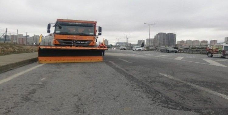 İstanbul'da kar küreme araçları yollara çıktı
