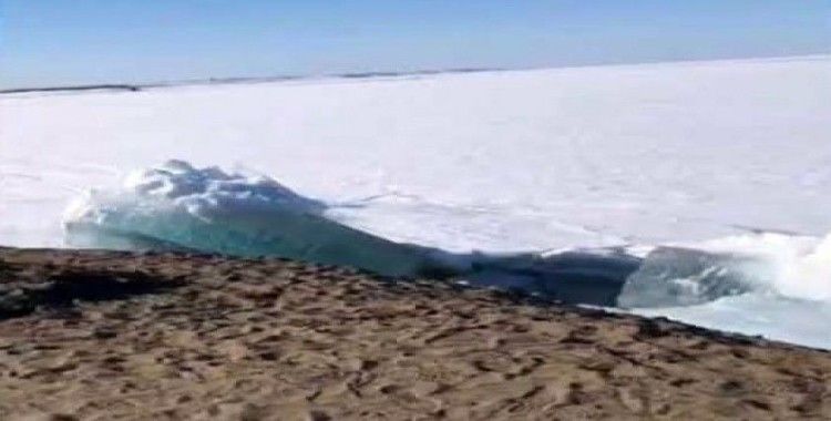Rusya'da denizdeki buzullar sahile vurdu
